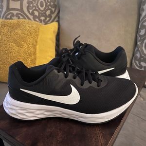 Women’s Nikes size 8.5